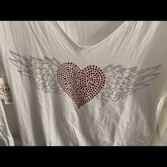 White T shirt with hearts. - Picture 2 of 6